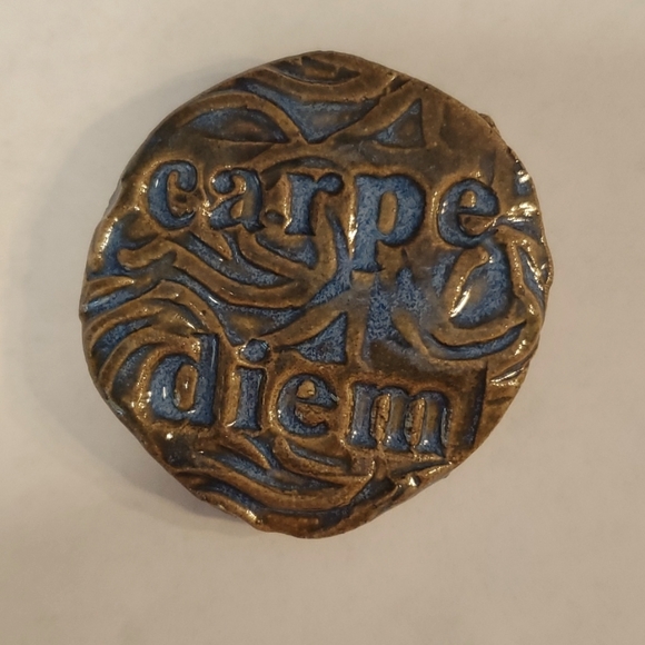 "Carpe Diem" Stoneware Magnet - Picture 1 of 2